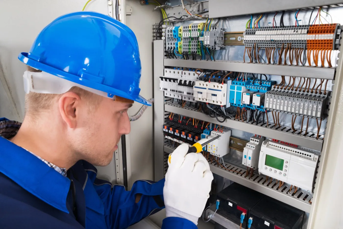 Électricien intervenant sur un tableau électrique à Villemomble (93250)