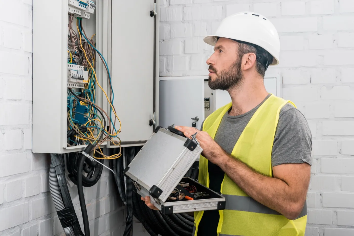 Électricien de l'équipe contrôlant un tableau en Seine-Saint-Denis
